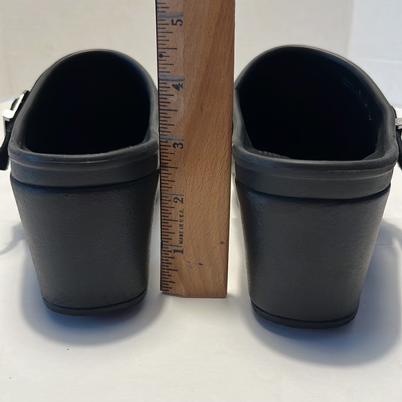 Crocs Sarah Black Platform Slip-On Clogs, Size 10 - Picture 12 of 15